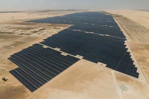 Более 1,4 тыс роботов очищают солнечную электростанцию Noor Abu Dhabi от песка